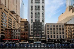 eine Gruppe von Fahrrädern, die in einer Stadt mit Gebäuden geparkt sind in der Unterkunft Courtyard by Marriott New York World Trade Center Area in New York