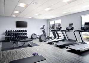 een fitnessruimte met loopbanden en crosstrainers bij Hampton Inn Redmond Bend Airport in Redmond