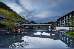 ROKU KYOTO, LXR Hotels & Resorts内部或周边的泳池