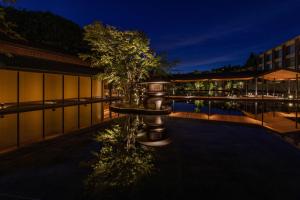 ROKU KYOTO, LXR Hotels & Resorts内部或周边的泳池