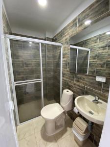 特里温福港HOTEL LA CANCHITA的带淋浴、卫生间和盥洗盆的浴室