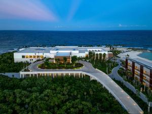 Hilton Tulum Riviera Maya All-Inclusive Resort في تولوم: اطلالة جوية على مبنى بالقرب من المحيط