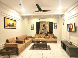 Area tempat duduk di The Chromatic Apartments Bahria Town