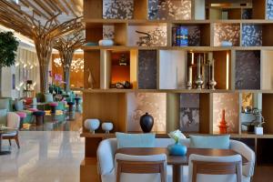 DoubleTree by Hilton Sharjah Waterfront Hotel And Residences的休息区