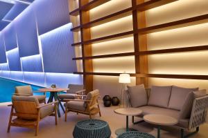 DoubleTree by Hilton Sharjah Waterfront Hotel And Residences的休息区
