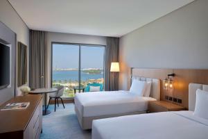 DoubleTree by Hilton Sharjah Waterfront Hotel And Residences客房内的一张或多张床位