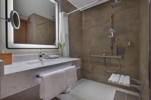 DoubleTree by Hilton Sharjah Waterfront Hotel And Residences的一间浴室