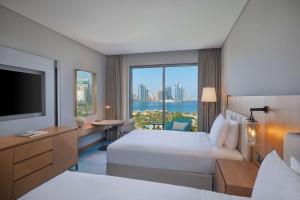 DoubleTree by Hilton Sharjah Waterfront Hotel And Residences客房内的一张或多张床位
