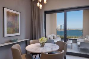 DoubleTree by Hilton Sharjah Waterfront Hotel And Residences的休息区