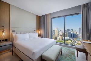 DoubleTree by Hilton Sharjah Waterfront Hotel And Residences客房内的一张或多张床位