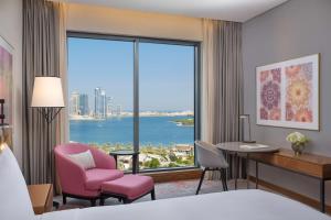 DoubleTree by Hilton Sharjah Waterfront Hotel And Residences的休息区