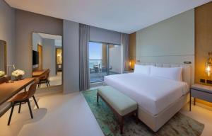 DoubleTree by Hilton Sharjah Waterfront Hotel And Residences客房内的一张或多张床位