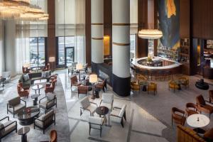een lobby van een hotel met stoelen en tafels bij Conrad Nashville in Nashville