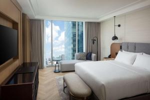 ナッシュビルにあるConrad Nashvilleの大きなベッドと大きな窓が備わるホテルルームです。 +37枚の写真