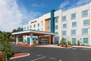 奥克赫斯特Hampton Inn Oakhurst-Yosemite的酒店正面效果图