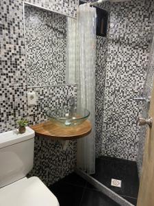 La salle de bains est pourvue d'une douche avec un lavabo en verre. dans l'établissement Alquiler temporal Colonia del Sacramento, à Colonia del Sacramento