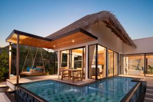 Hilton Maldives Amingiri Resort & Spa内部或周边的泳池
