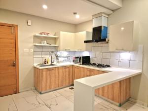 Dapur atau dapur kecil di The Chromatic Apartments Bahria Town