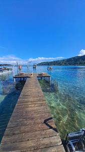 Toa Lodge Bora Bora في بورا بورا: مرسى في الماء عليه كلب