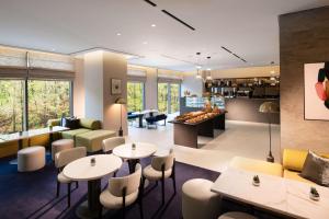 ソンナムにあるDoubleTree By Hilton Seoul Pangyo Residencesのテーブルと椅子とバーのあるレストラン