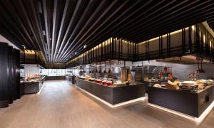 ソンナムにあるDoubleTree By Hilton Seoul Pangyo Residencesの大きなキッチン(ビュッフェ式) +37枚の写真