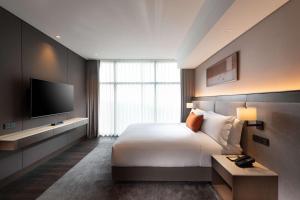 DoubleTree By Hilton Seoul Pangyo Residences客房内的一张或多张床位