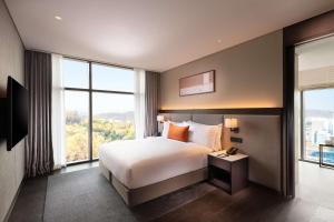 DoubleTree By Hilton Seoul Pangyo Residences客房内的一张或多张床位