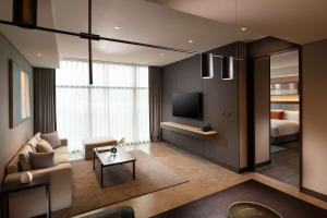 DoubleTree By Hilton Seoul Pangyo Residences的电视和/或娱乐中心