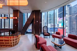 un vestíbulo de hotel con vistas a la ciudad en Tempo By Hilton New York Times Square en Nueva York