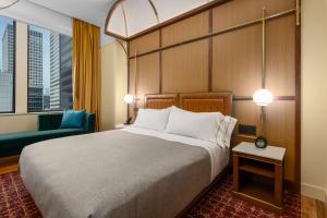 Canopy By Hilton Chicago Central Loop客房内的一张或多张床位