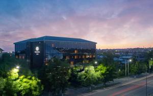 奇姆肯特DoubleTree by Hilton Shymkent的街道前有标志的建筑物