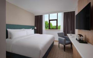 DoubleTree by Hilton Shymkent客房内的一张或多张床位