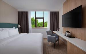 DoubleTree by Hilton Shymkent客房内的一张或多张床位