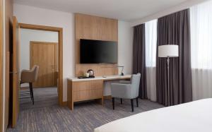 DoubleTree by Hilton Shymkent客房内的一张或多张床位