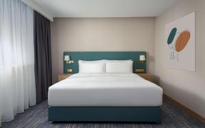 DoubleTree by Hilton Shymkent客房内的一张或多张床位