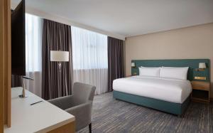 DoubleTree by Hilton Shymkent客房内的一张或多张床位