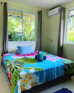 波拉波拉的住宿－Toa Lodge Bora Bora，窗户客房内的一张床位