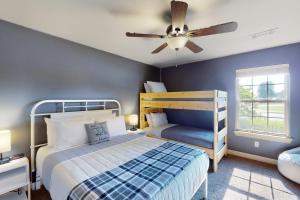 1 dormitorio con 1 cama y ventilador de techo en Windsor Retreat en Bentonville