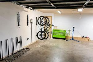 Pokój z rowerem wiszącym na ścianie w obiekcie Windsor Retreat w mieście Bentonville