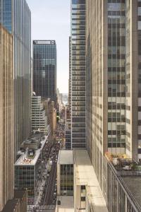 uma vista para uma rua da cidade com edifícios altos em DoubleTree by Hilton New York Midtown Fifth Ave em Nova Iorque