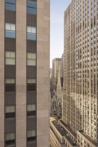 DoubleTree by Hilton New York Midtown Fifth Ave في نيويورك: إطلالة على مبنيين طويلين في مدينة