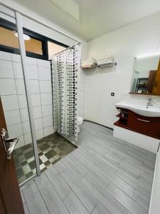 ein Bad mit einer Dusche, einem Waschbecken und einem WC in der Unterkunft Villa Toa Pearl Bora Bora in Bora Bora