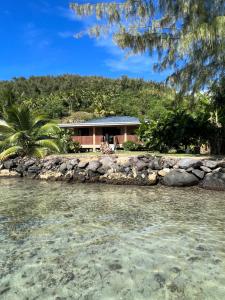 une maison sur la rive d'une masse d'eau dans l'établissement Villa Toa Pearl Bora Bora, à Bora Bora