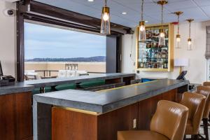 a bar with a view of the beach at The Yorktowne Hotel, Tapestry Collection by Hilton in York