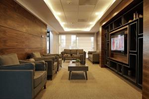 a waiting room with couches and a flat screen tv at Hampton Inn Ciudad Juarez in Ciudad Juárez