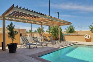 une pergola et des chaises à côté de la piscine dans l'établissement Hampton Inn Ciudad Juarez, à Ciudad Juárez