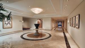 a hallway with a vase in the middle of a building at Hilton Los Angeles Airport in Los Angeles