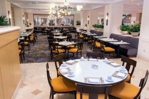 a large dining room with tables and chairs at Hilton Los Angeles Airport in Los Angeles