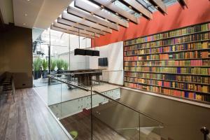 een bibliotheek met een grote muur van boeken bij Hampton by Hilton Bogota Usaquen in Bogota
