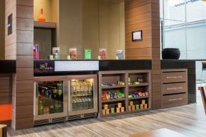 een eetbar in een restaurant met drankjes bij Hampton by Hilton Bogota Usaquen in Bogota